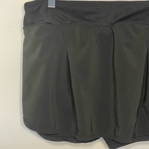 Reebok Skort Shorts Black Tennis Golf Stretch Large Reflective Trim EUC - Picture 6 of 9